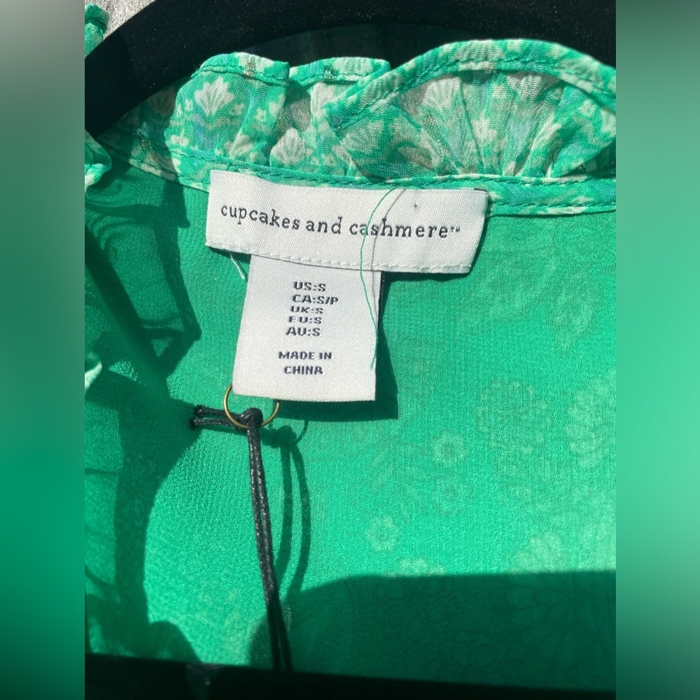 Cupcakes and cashmere Green Paisley Women's blouse Size S - Picture 3 of 6